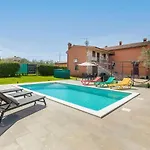 Dory With Private Pool And Garden Ferienhaus Fažana
