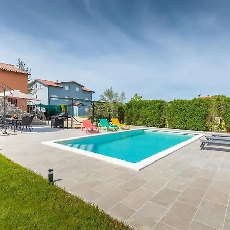 Dory With Private Pool And Garden Fažana