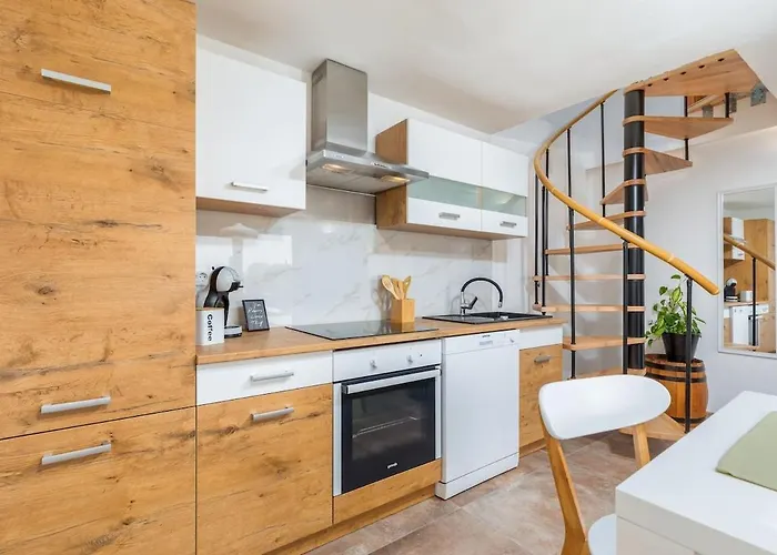 Dory With Private Pool And Garden