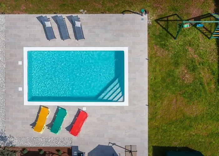 Dory With Private Pool And Garden