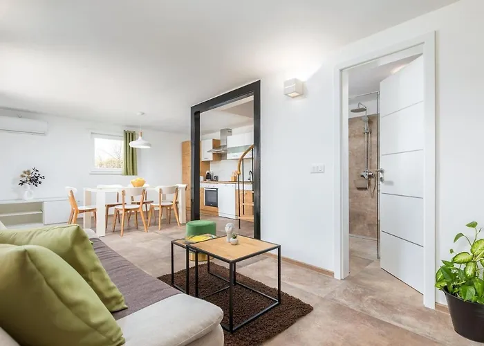 Dory With Private Pool And Garden Fažana